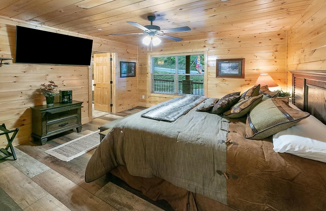 Gritz Carlton Lodge, 2 Large Cabins, 2 Pools, 2 Theater Rooms, 2 Game Rooms, Amazing Mtn Views-1